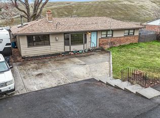 11 NE Nelson Dr, Pendleton, OR 97801
