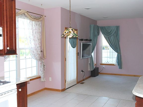 Open Kitchen (Eat-in Area to Family Room)