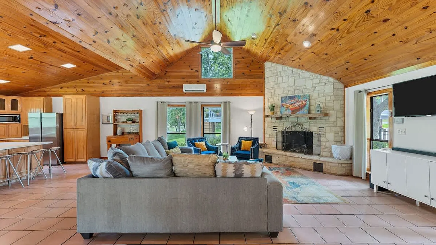 4 bed, 2.0 bath, $11,925 — Photo 2