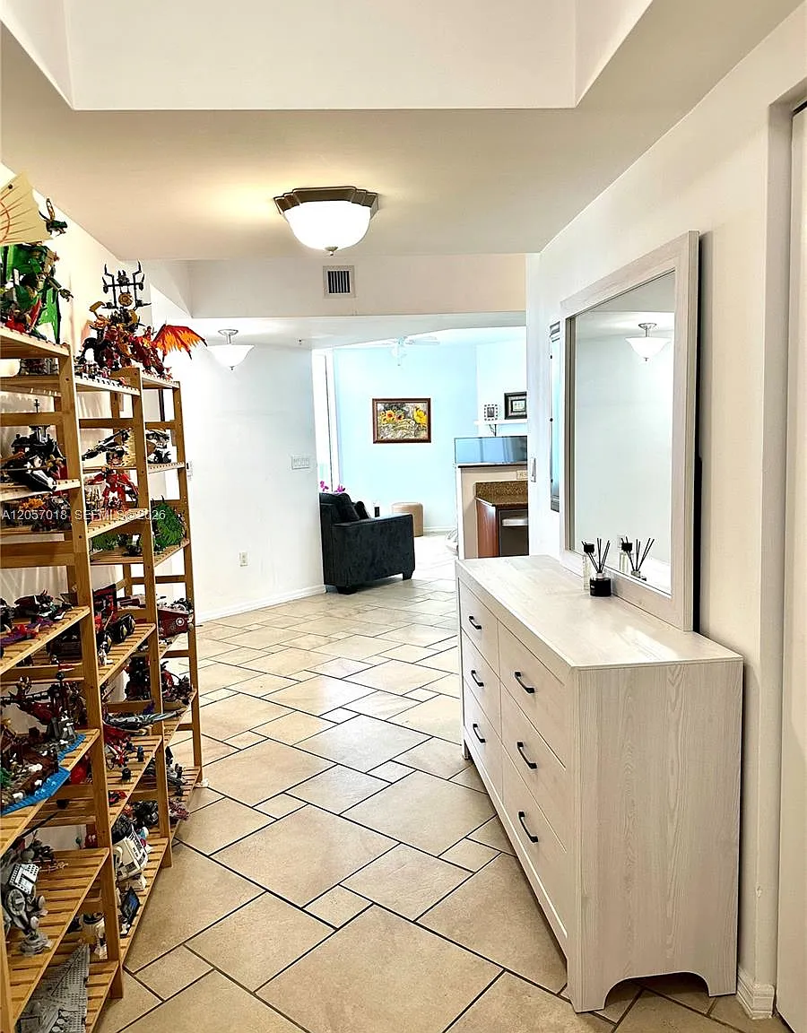 La Perla Condo — Photo 4