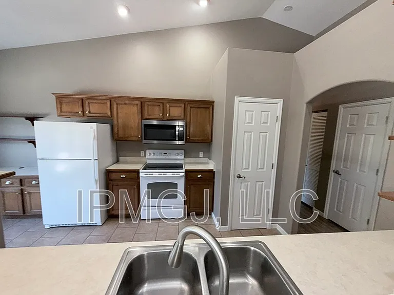 2815 1/2 Columbine Park Ct — Photo 3