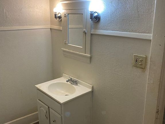 3rd image of 32 W Crosier St