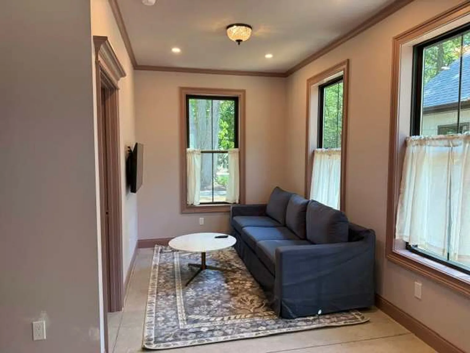 2 bed, 1.0 bath, 527 sqft, $7,812 — Photo 1