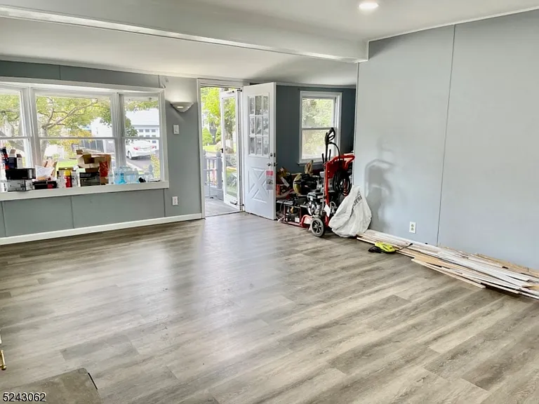 42 Oneida Ave — Photo 4