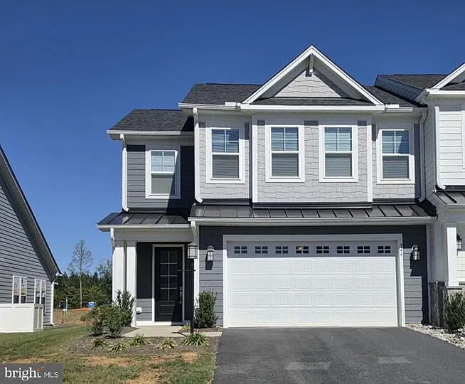 3 bed, 2.5 bath, 2071 sqft, $2,800 — Photo 1