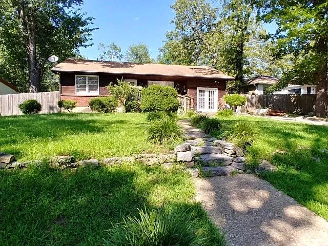 324 Montgomery Dr — Photo 2