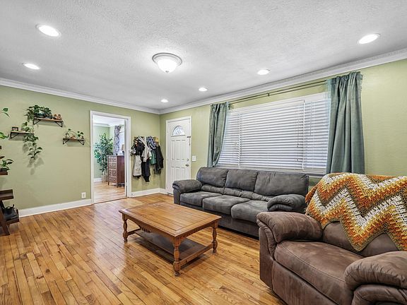 3rd image of 334 Warren Dr