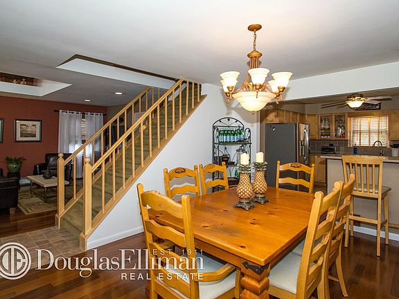 5th image of 141 Bellport Ave