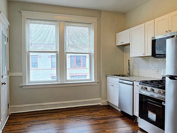 3rd image of 901 N Leavitt St #3