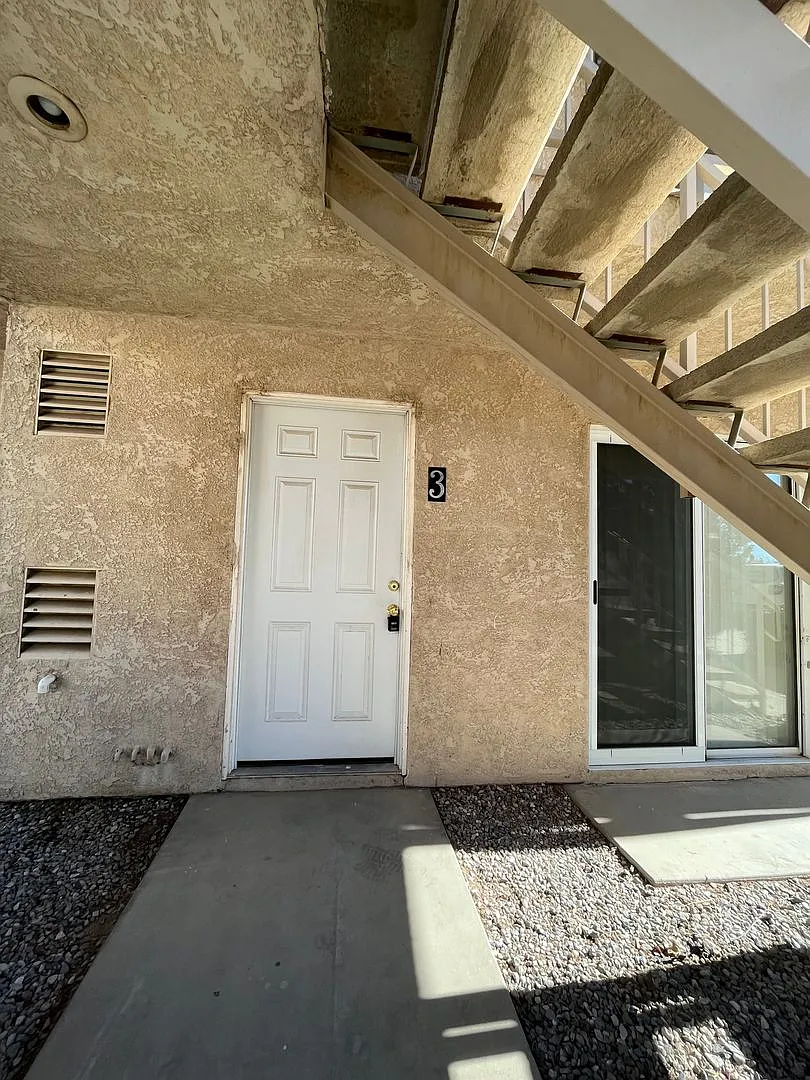 754 - Las Palmas Apartments — Photo 1