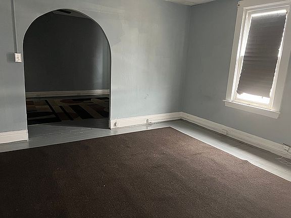 4th image of 1018 Marshall St S