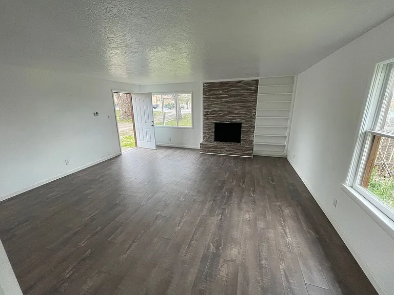 3916 Homedale Rd — Photo 2