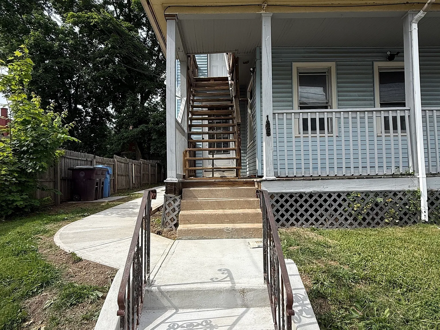 3 bed, 1.0 bath, 3384 sqft, $1,600 — Photo 3