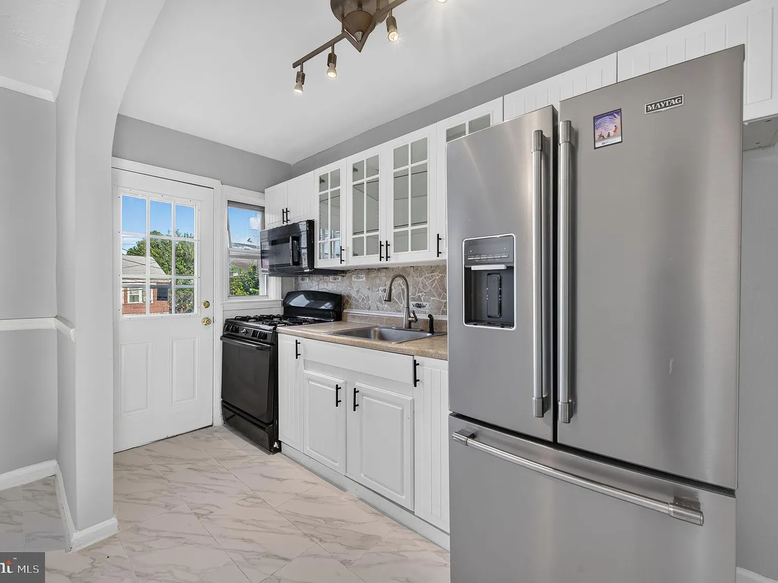 2 bed, 1.0 bath, 1050 sqft, $1,450 — Photo 2