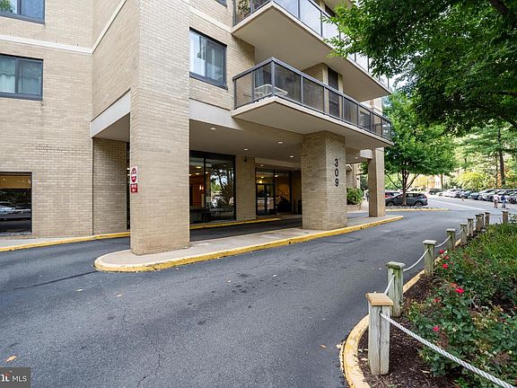 3rd image of 309 Yoakum Pkwy APT 1416