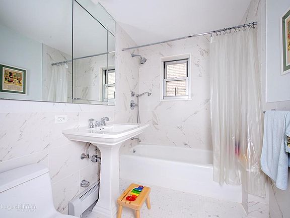 5th image of 114 E 72nd St APT 3A