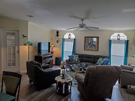 4th image of 20 Ashbury Ln