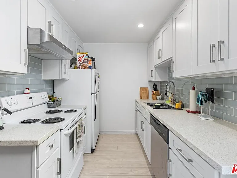 12801 Moorpark St #206 — Photo 8