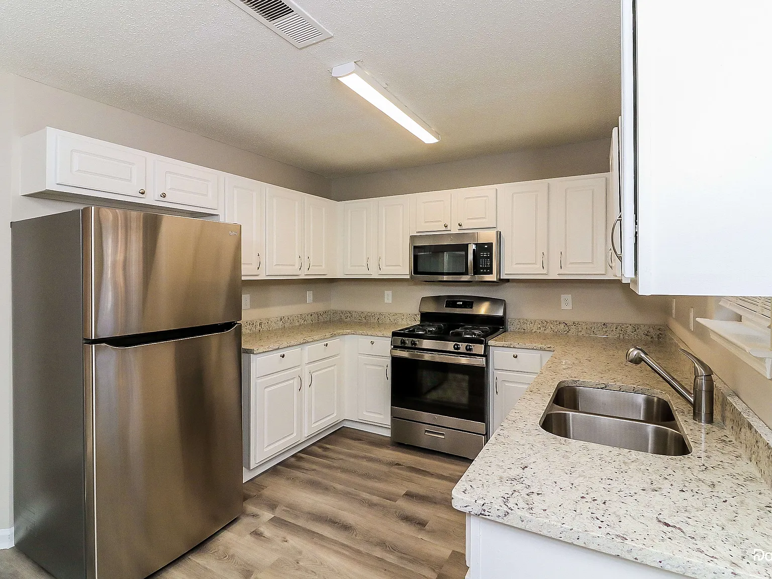 3 bed, 3.0 bath, 2162 sqft, $2,350 — Photo 4