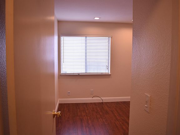 3rd image of 424 Canyon Creek Dr