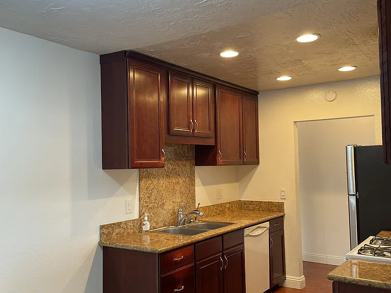 2411 Prospect Ave — Photo 11