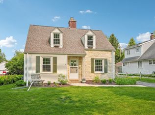 8330 N Whitney Rd, Fox Pt, WI 53217