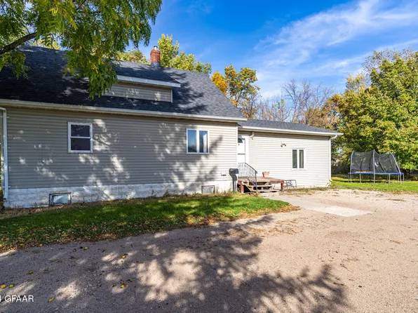 816 N Central St, Warren, MN 56762