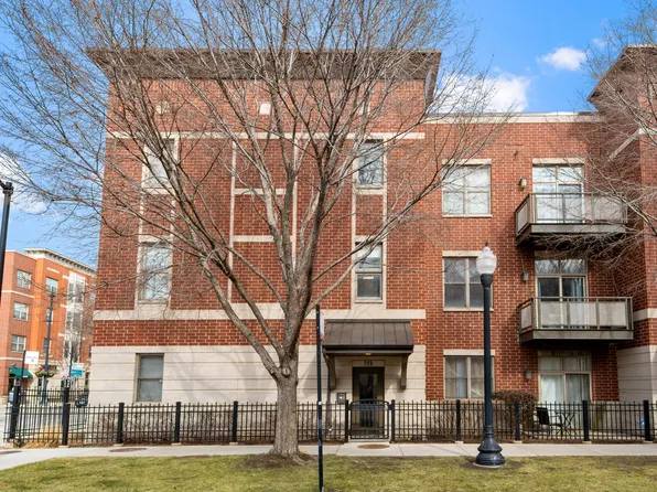 758 W 14th St #303, Chicago, IL 60607