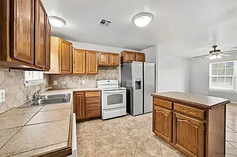 3 bed, 2170 sqft, $1,350 — Photo 2