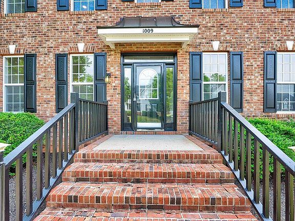 3rd image of 1009 Sarazen Dr