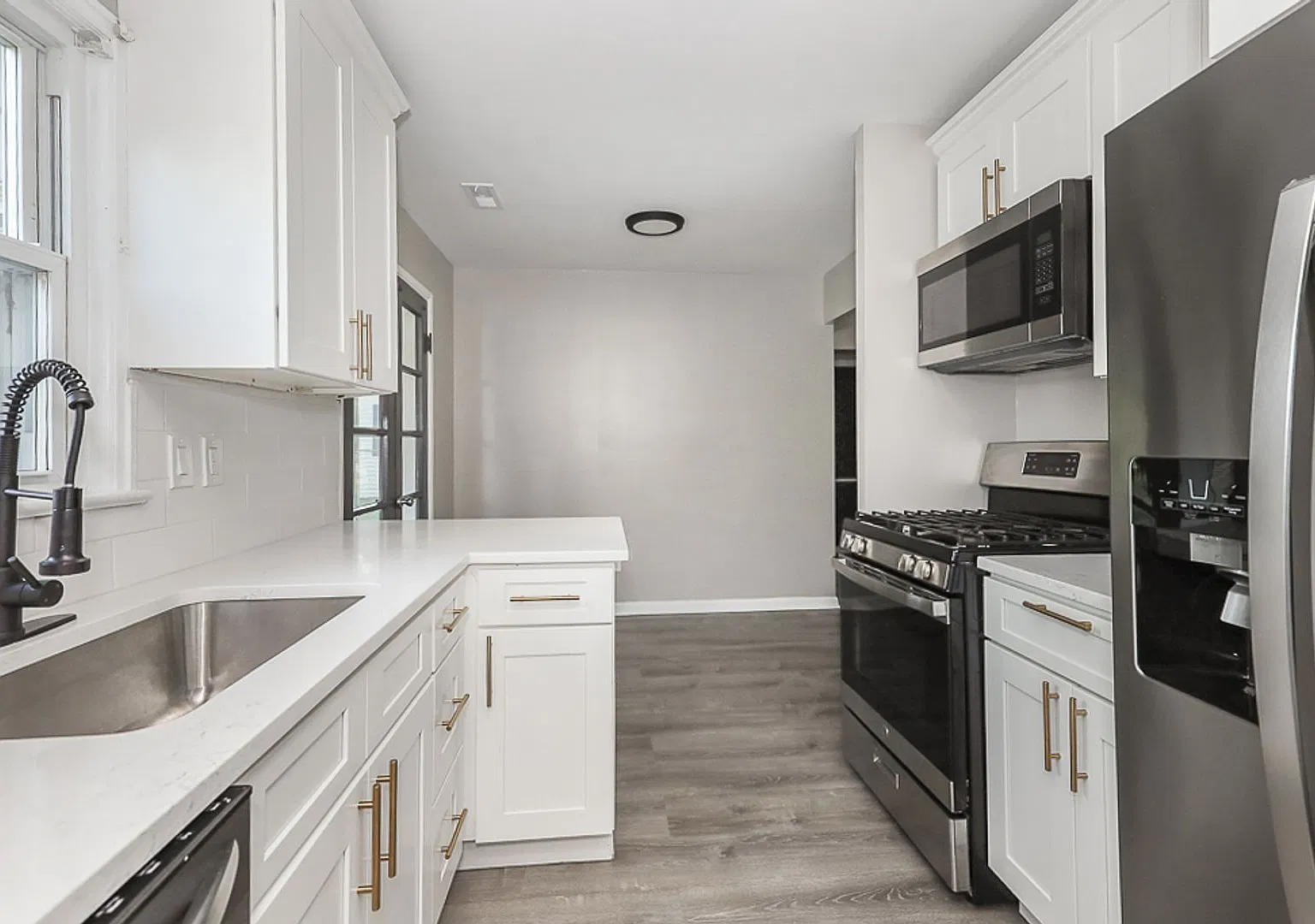 2 Bed/1.5 Bath Ranch Parma Hts! — Photo 2
