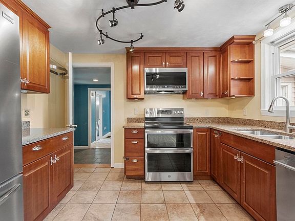 3rd image of 2 Stratton Dr