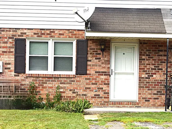 65 Conewago Dr, Hanover, PA 17331
