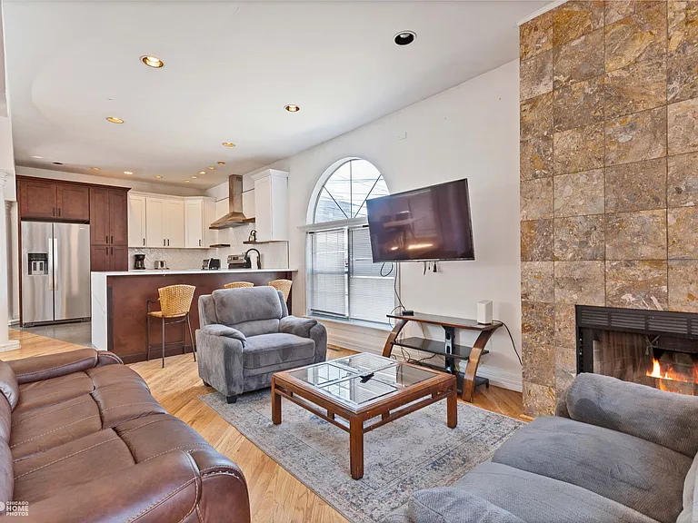 1517 W Irving Park Rd #CH — Photo 3