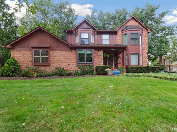 2220 Hickory Leaf Dr, Rochester Hills, MI 48309