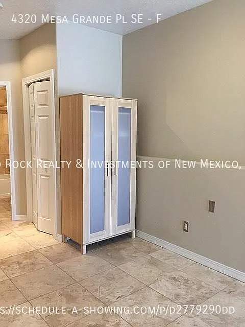 Spacious Loft Style Apartment in Nob Hill! — Photo 4