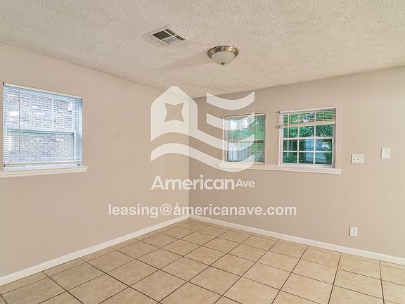 190592_005_living_room_14018332.jpg