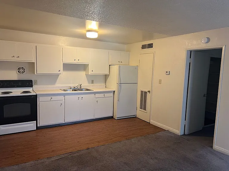 3726 Hazelwood St #18 — Photo 2
