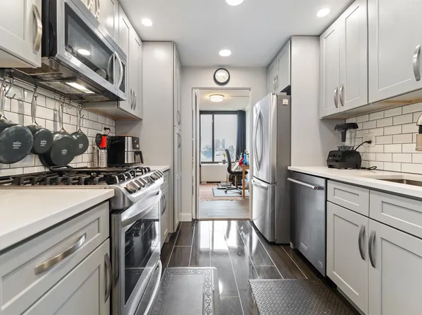 9060 Palisade Avenue image 5 of 27