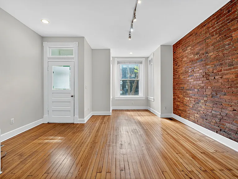 1427 Monroe St NW — Photo 3