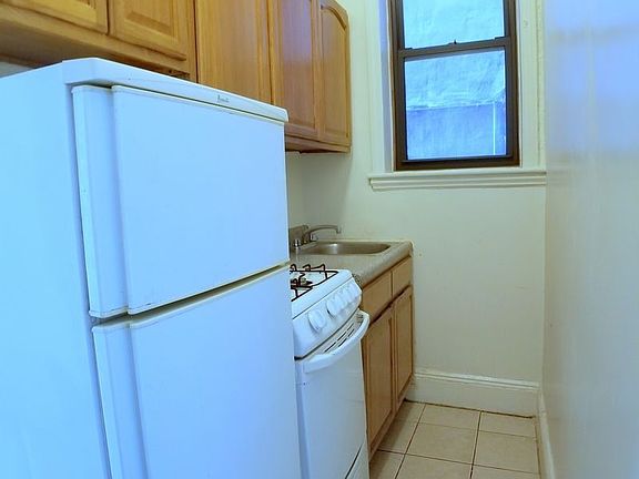 4th image of 406 Clinton Ave APT 1