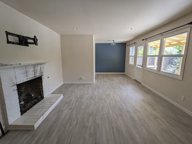 109 La Verne Ave — Photo 2