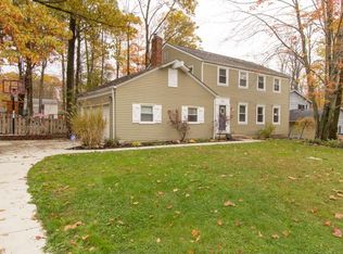 355 Chelmsford Dr, Aurora, OH