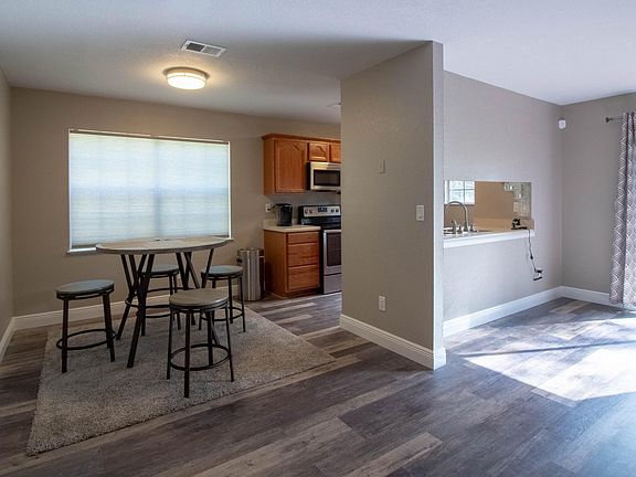4th image of 325 Goldenrod Ct