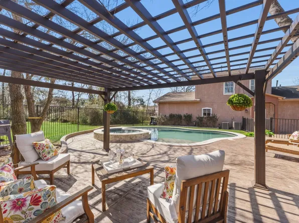 7083 Edgewater Dr, Willis, TX 77318