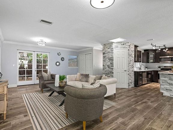 4th image of 2711 Goldenrod Dr
