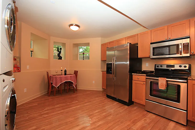 4 bed, 1000 sqft, $1,643 — Photo 3