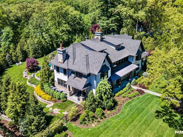 210 Heights Rd, Ridgewood, NJ 07450