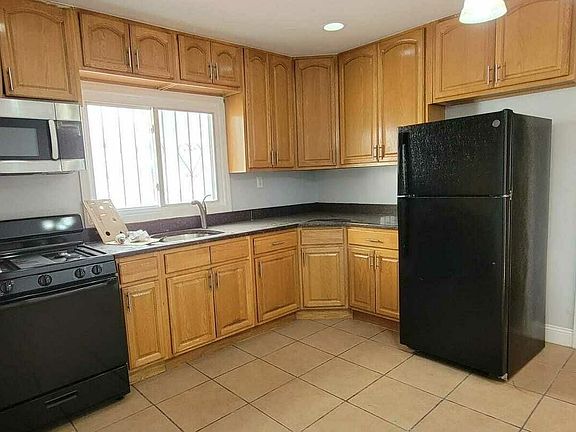 4th image of 325 E 31st St #1
