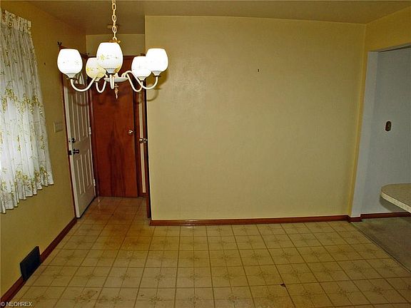 4th image of 212 Iowa St